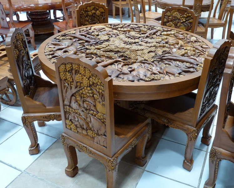 Table avec sculptures décoratives