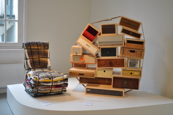Chaise et armoire