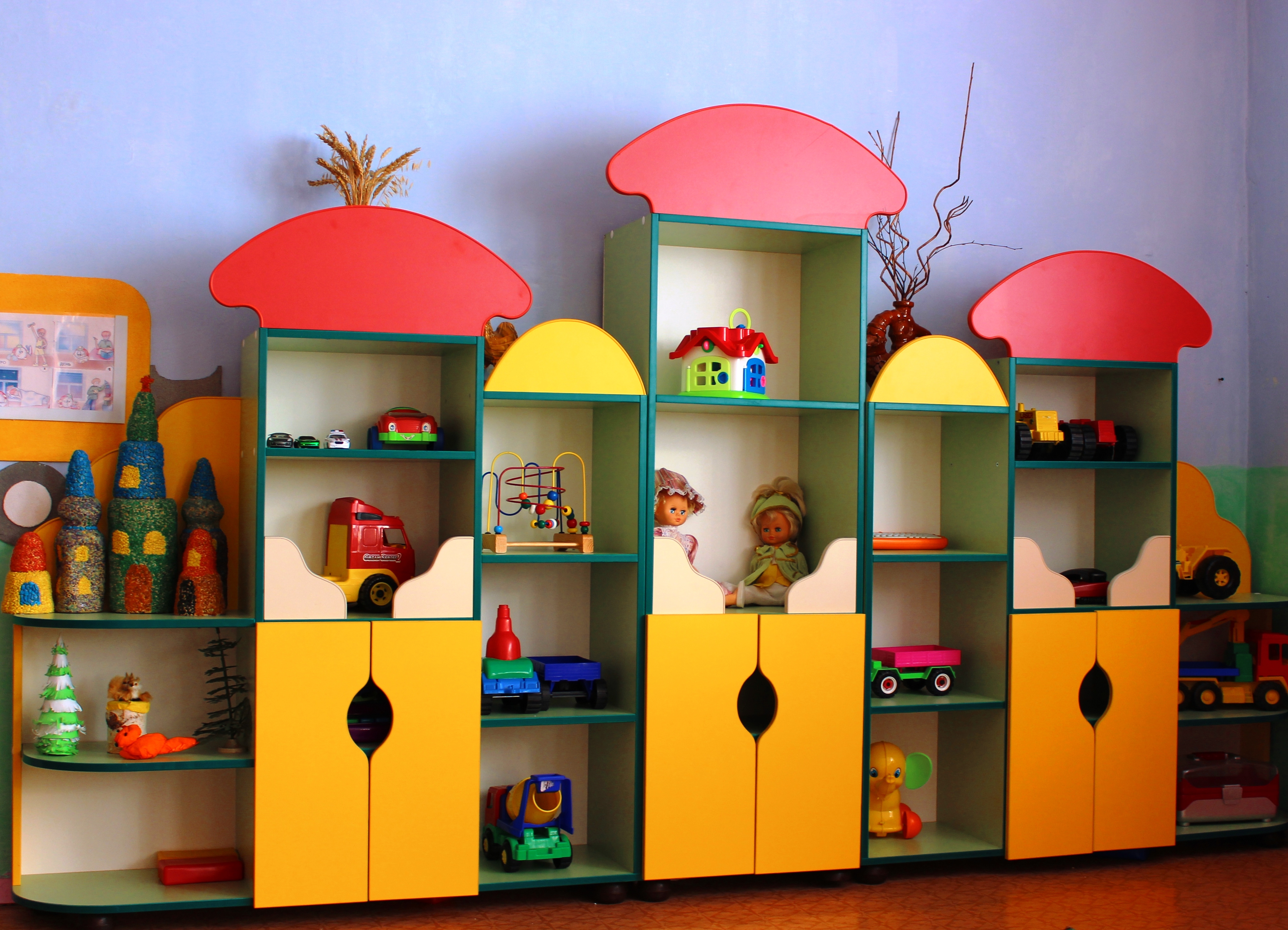 Meubles colorés à la maternelle