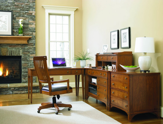 Table d'angle dans la chambre