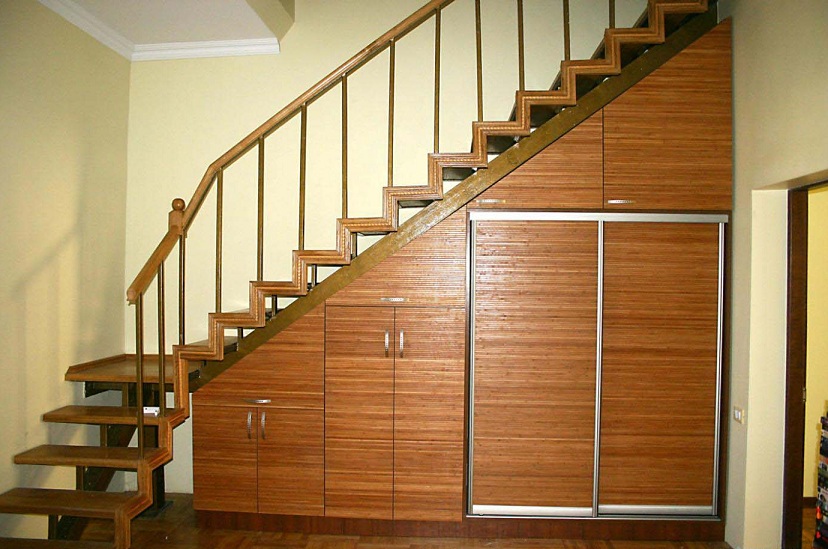 Armoire encastrée sous les escaliers