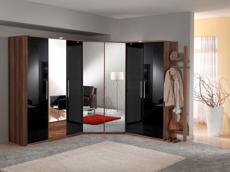 Inserts de miroir sur l'armoire