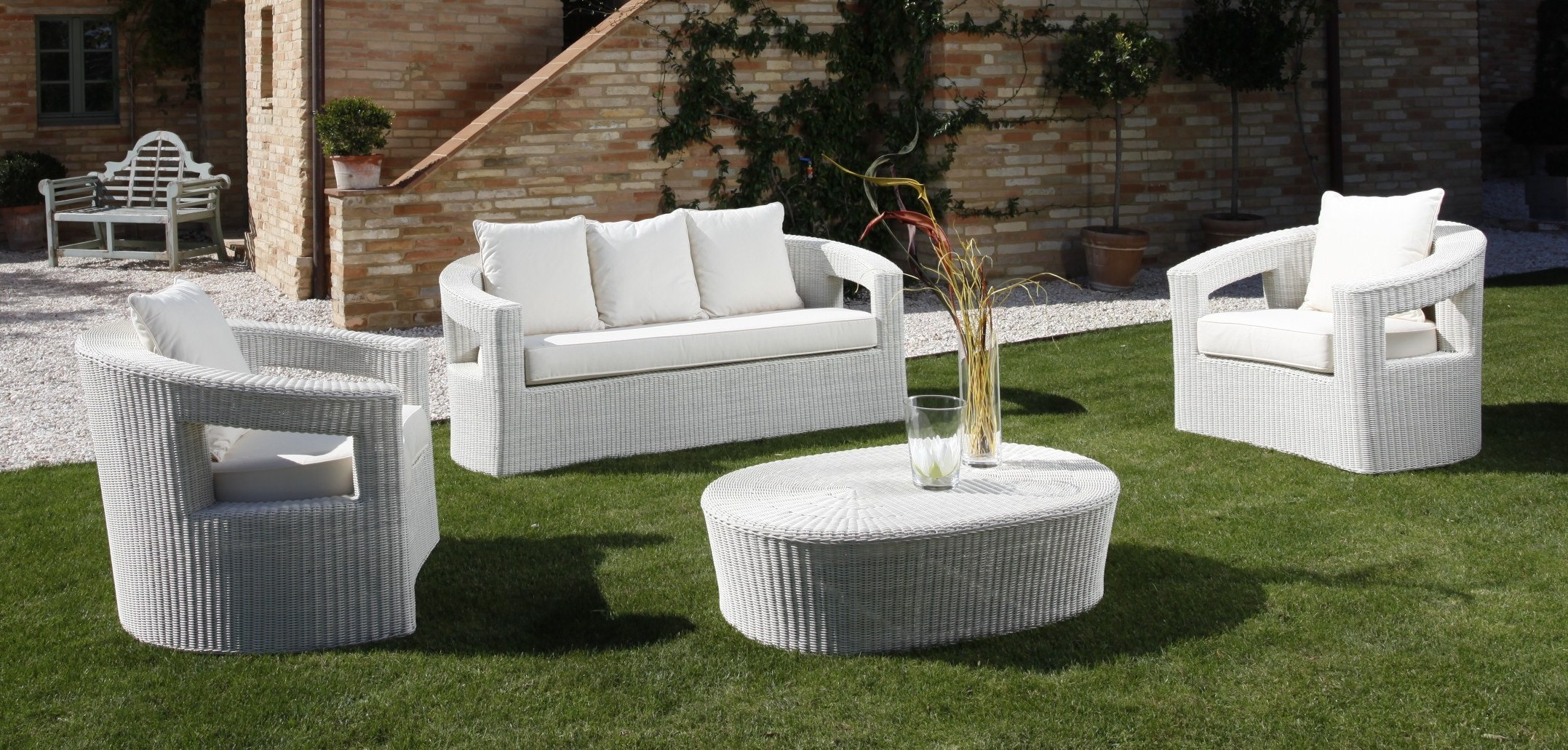 Chaises et tables blanches