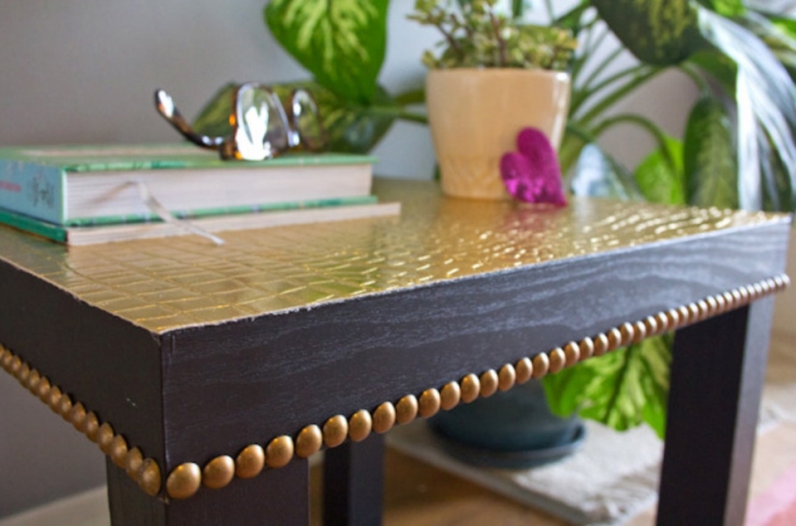 Décor de table avec des clous de meubles