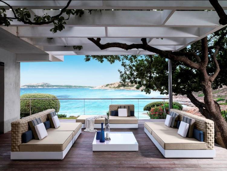 Deux canapés sur la véranda d'une maison privée