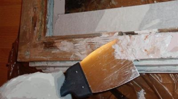 Élimination efficace de la peinture avec une spatule