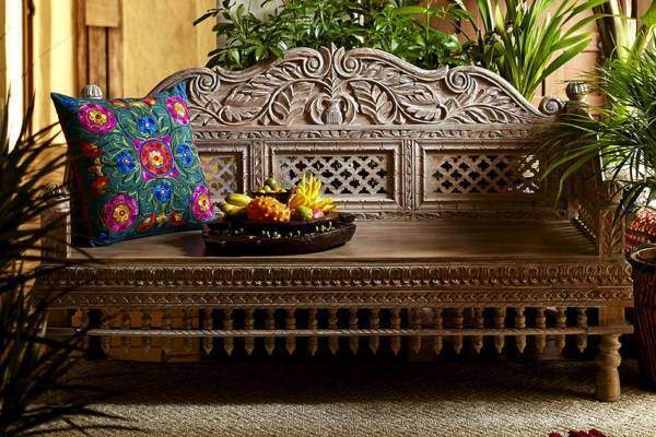 Mobilier indien sculpté - canapé banquette avec oreillers