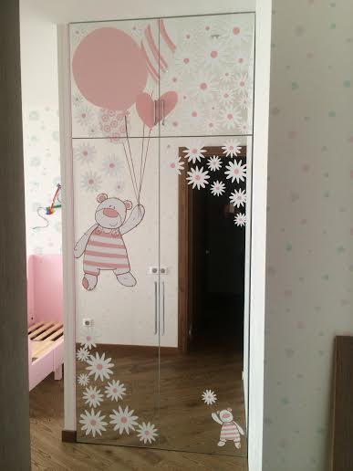Comment décorer les meubles d'armoire à peu de frais de vos propres mains
