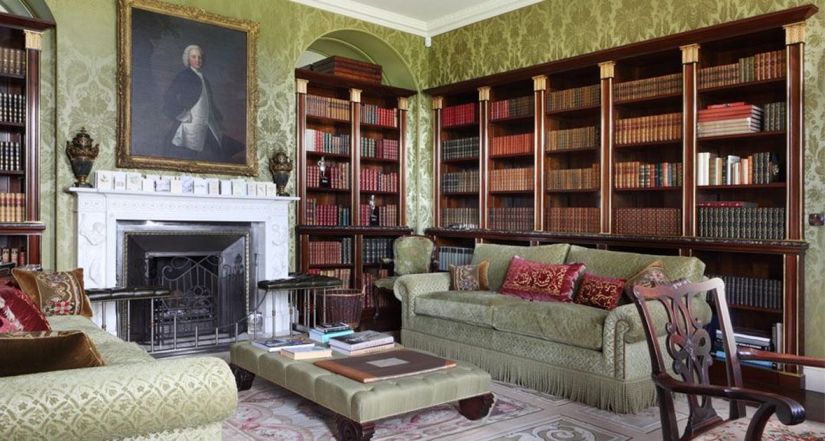 Une cheminée et une bibliothèque sont les deux éléments les plus importants d'une maison anglaise.