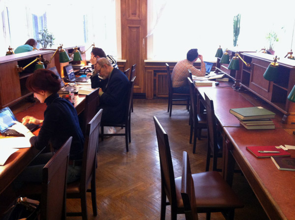 Tables et chaises d'ordinateur pour la bibliothèque
