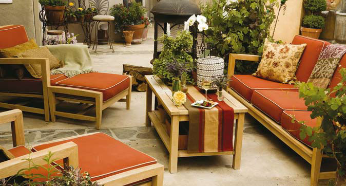 Mobilier d'extérieur en bois rouge