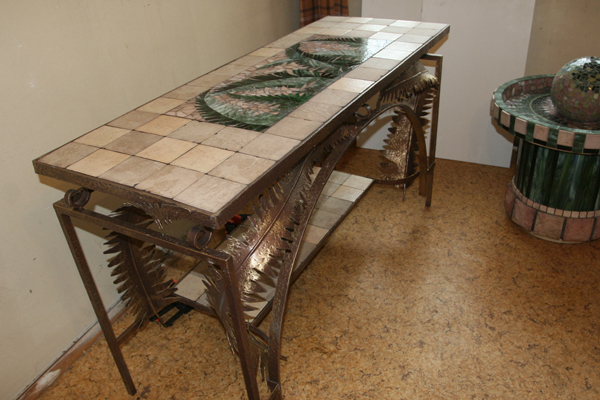 Table forgée créative avec plateau en mosaïque