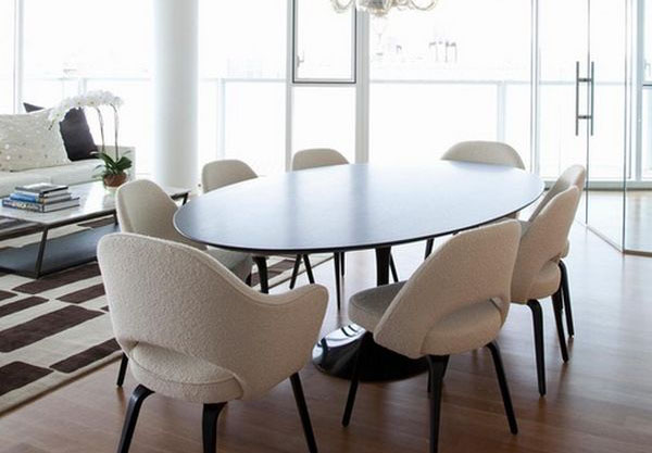 Chaises rondes dans une teinte claire