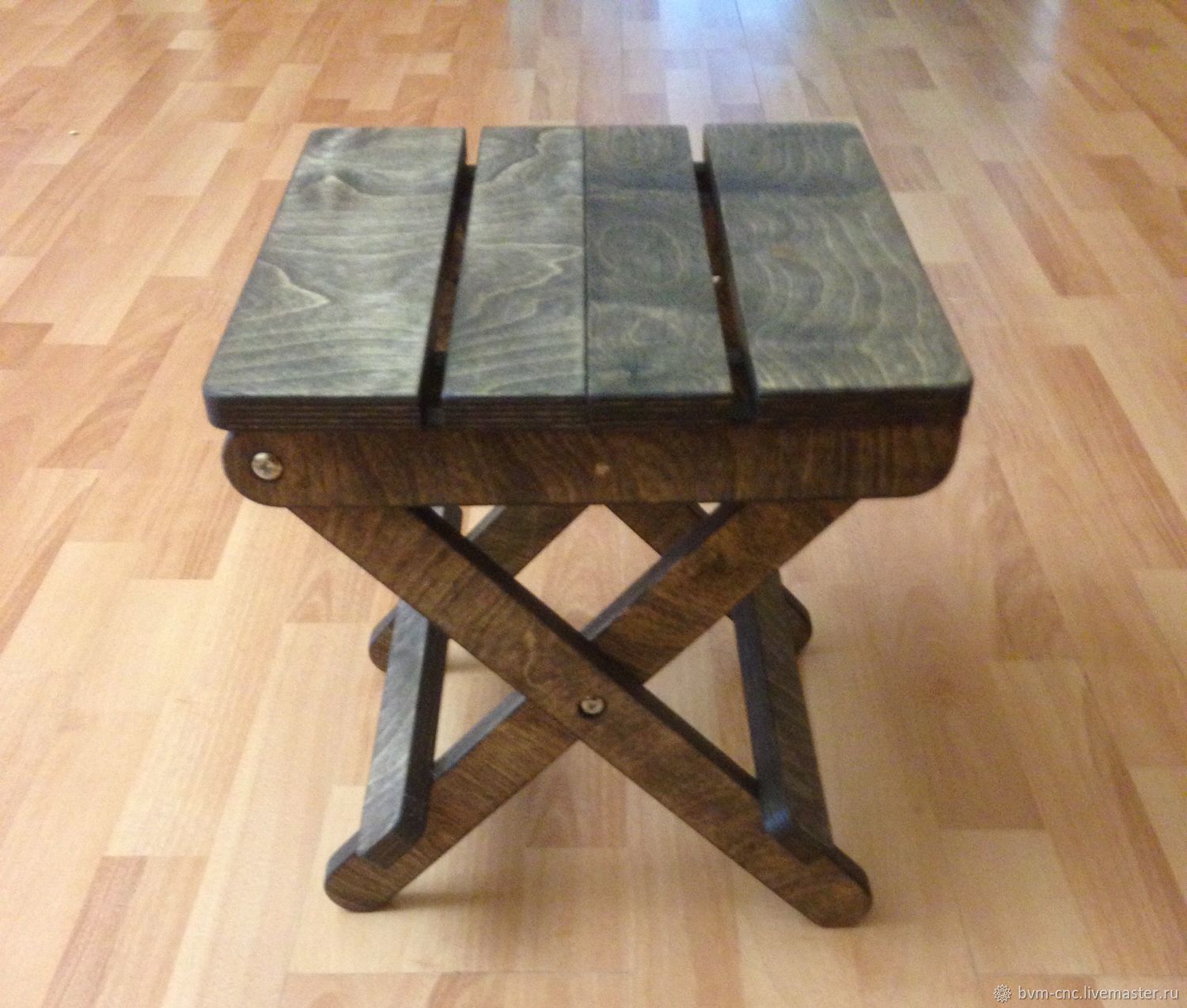 Petit tabouret en bois