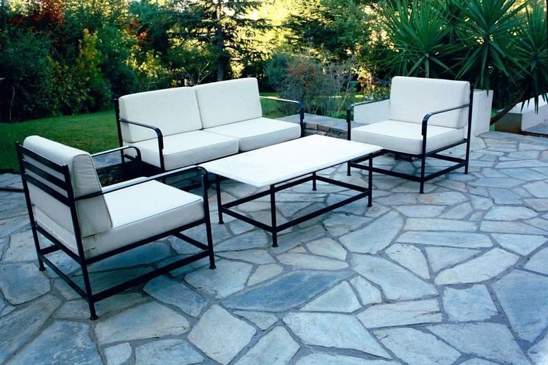 Tables et chaises en métal carrelé