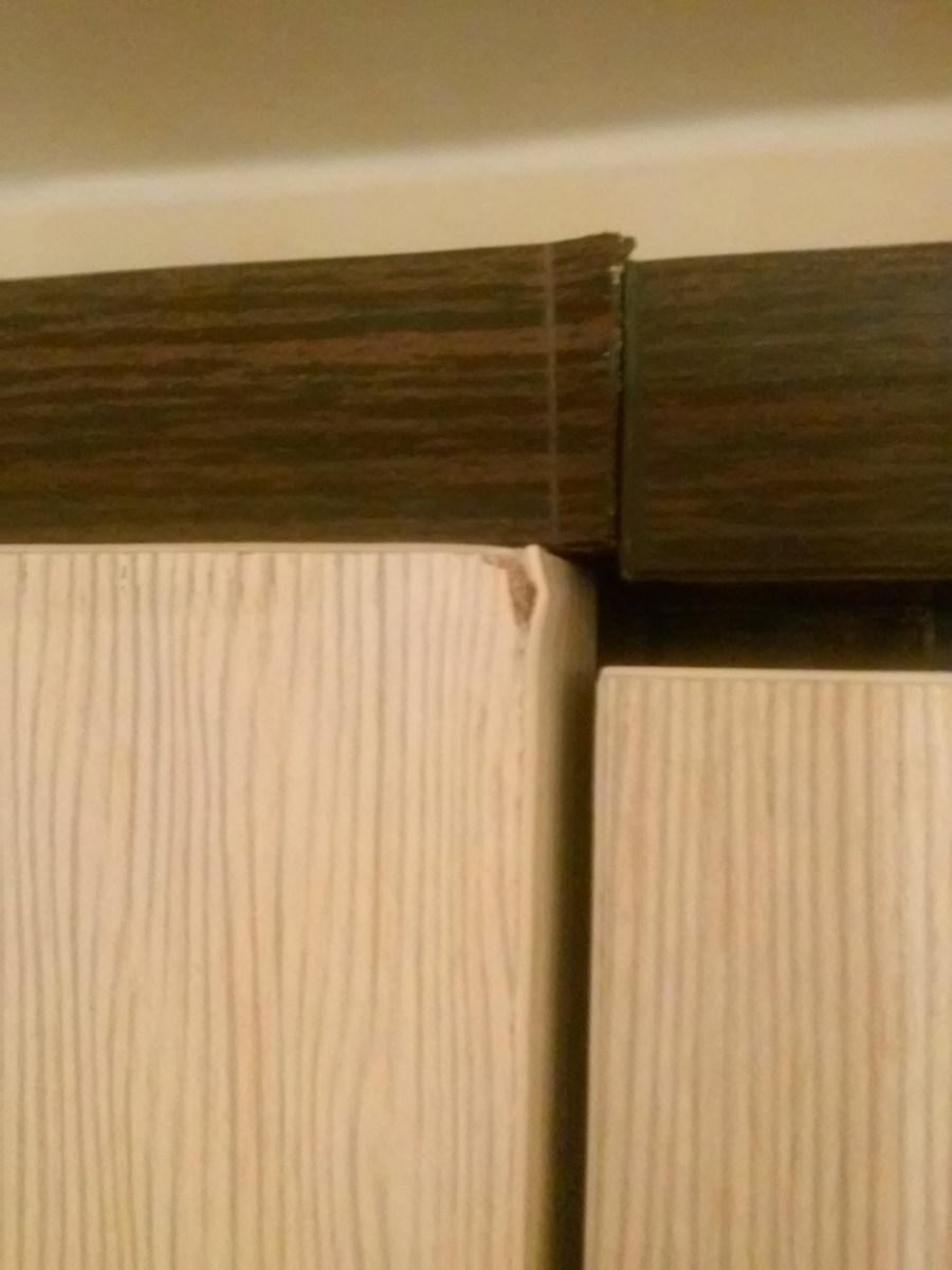 Mauvaise fixation des portes d'armoires