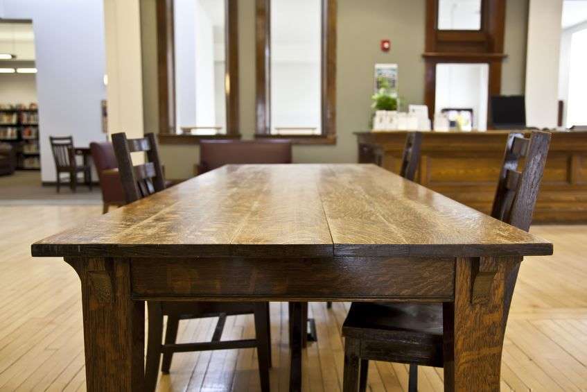 Table et chaises en bois