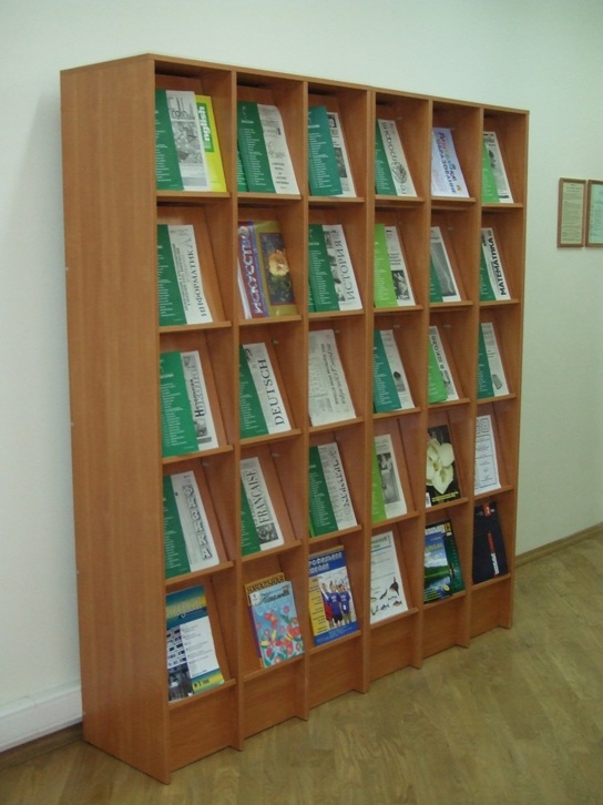Armoire ouverte pour organiser le travail de la bibliothèque