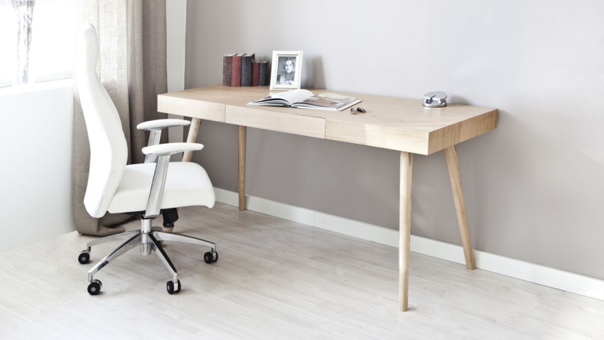 Espace de travail pratique avec table en bois