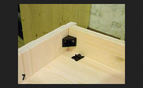 Assemblage préliminaire d'une commode à partir d'un panneau de particules