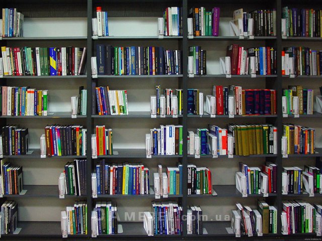 Étagères ouvertes spacieuses pour les livres