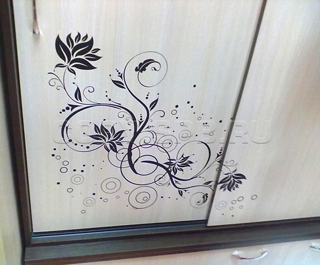 Armoire coulissante avec un autocollant