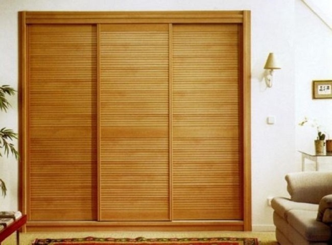 Armoire avec stores en bambou