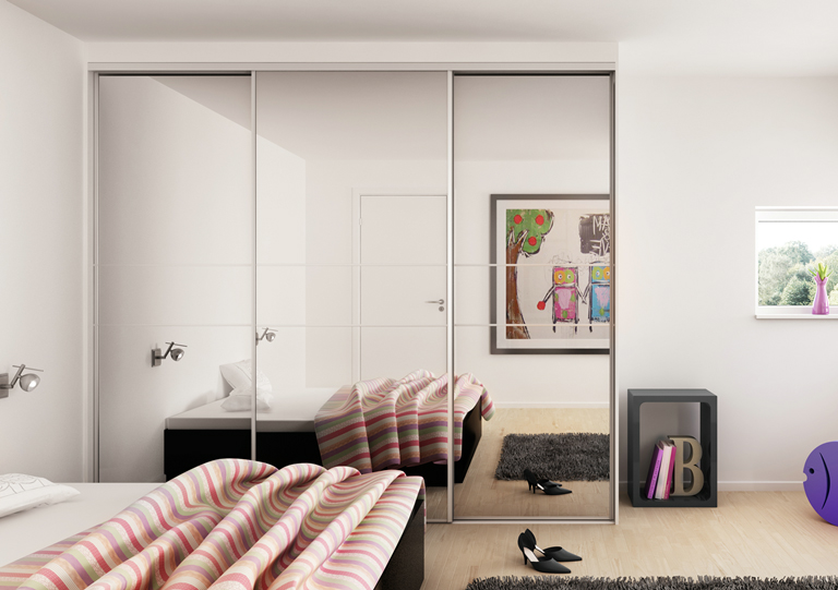 Pour rendre une pièce visuellement plus grande, plus haute et plus lumineuse, vous pouvez utiliser une armoire avec des façades miroir