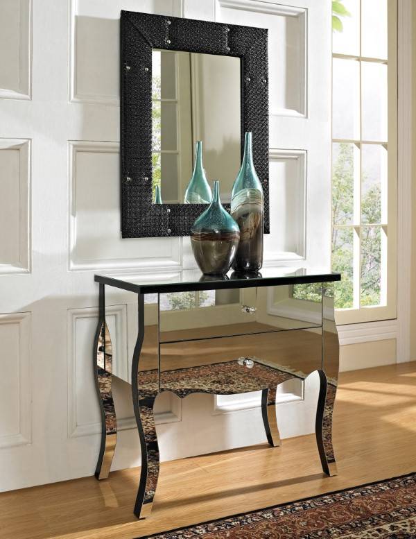 La combinaison de meubles en miroir et d'un décor noir