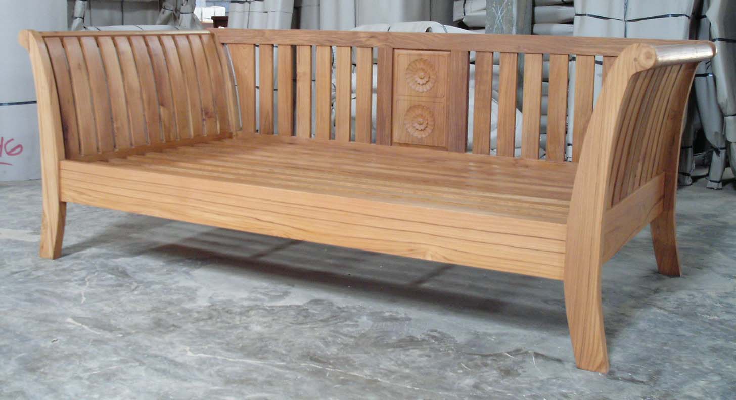 Banc moderne en bois massif