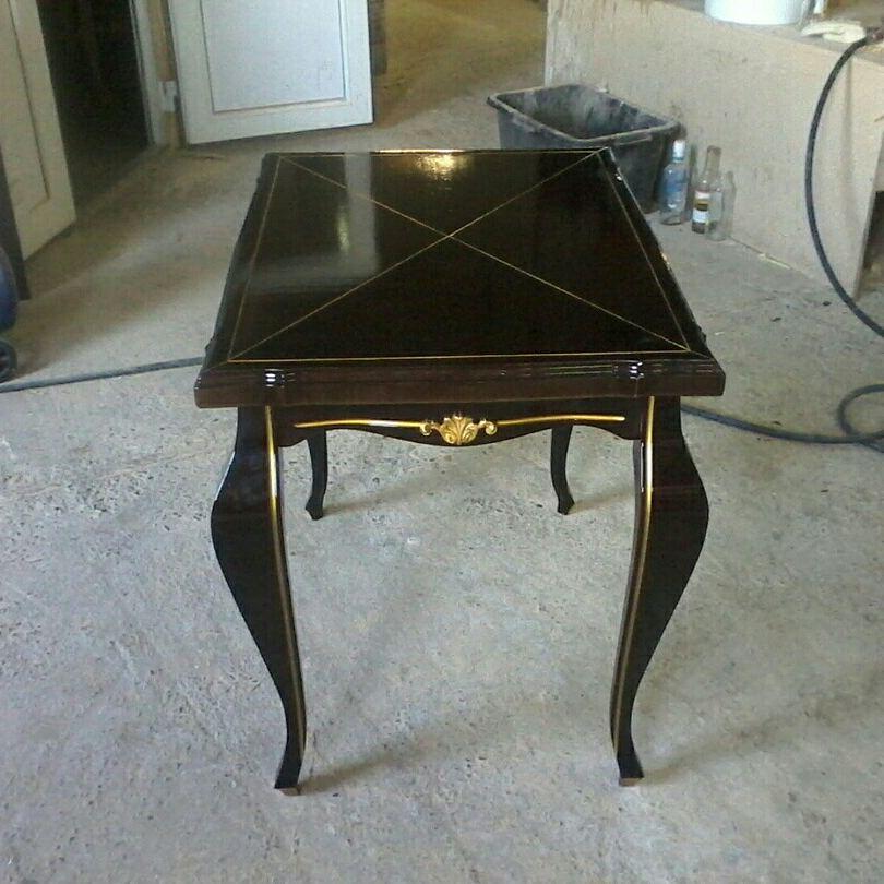 Table noire avec un élément de couleur or