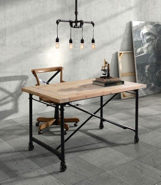 Table de bureau en bois et tuyaux
