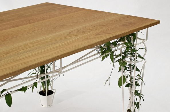 Table avec éléments floraux