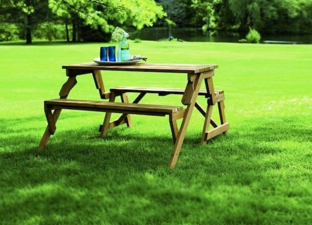 Chaises et tables pour le déjeuner