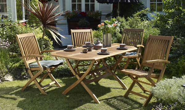 Chaises et tables en bois naturel