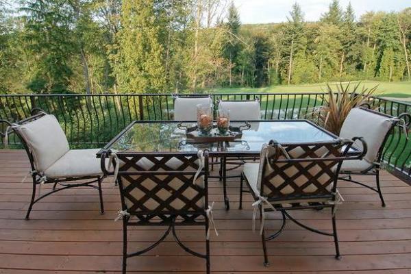 Terrasses dans une maison privée avec mobilier pratique