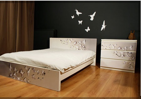 Nous décorons le lit dans la chambre