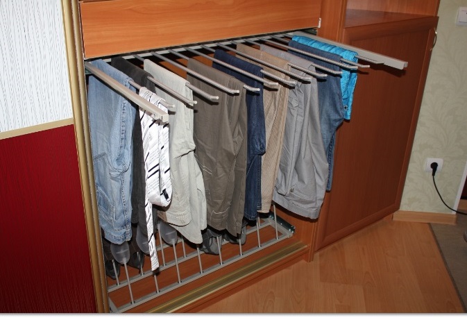 Cintre pour pantalon dans le placard