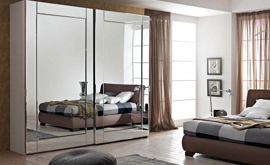 Les meubles en miroir sont le point culminant de l'intérieur moderne