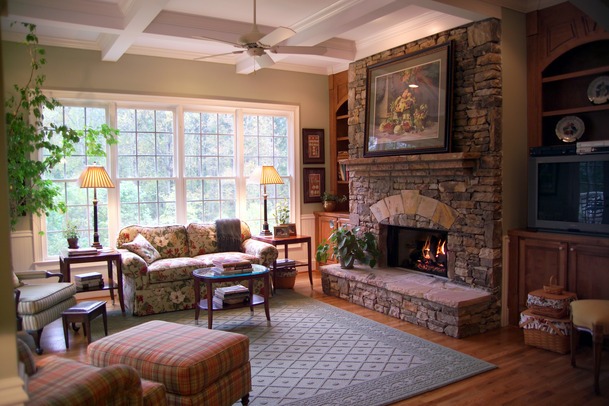 Intérieur de style champêtre avec cheminée