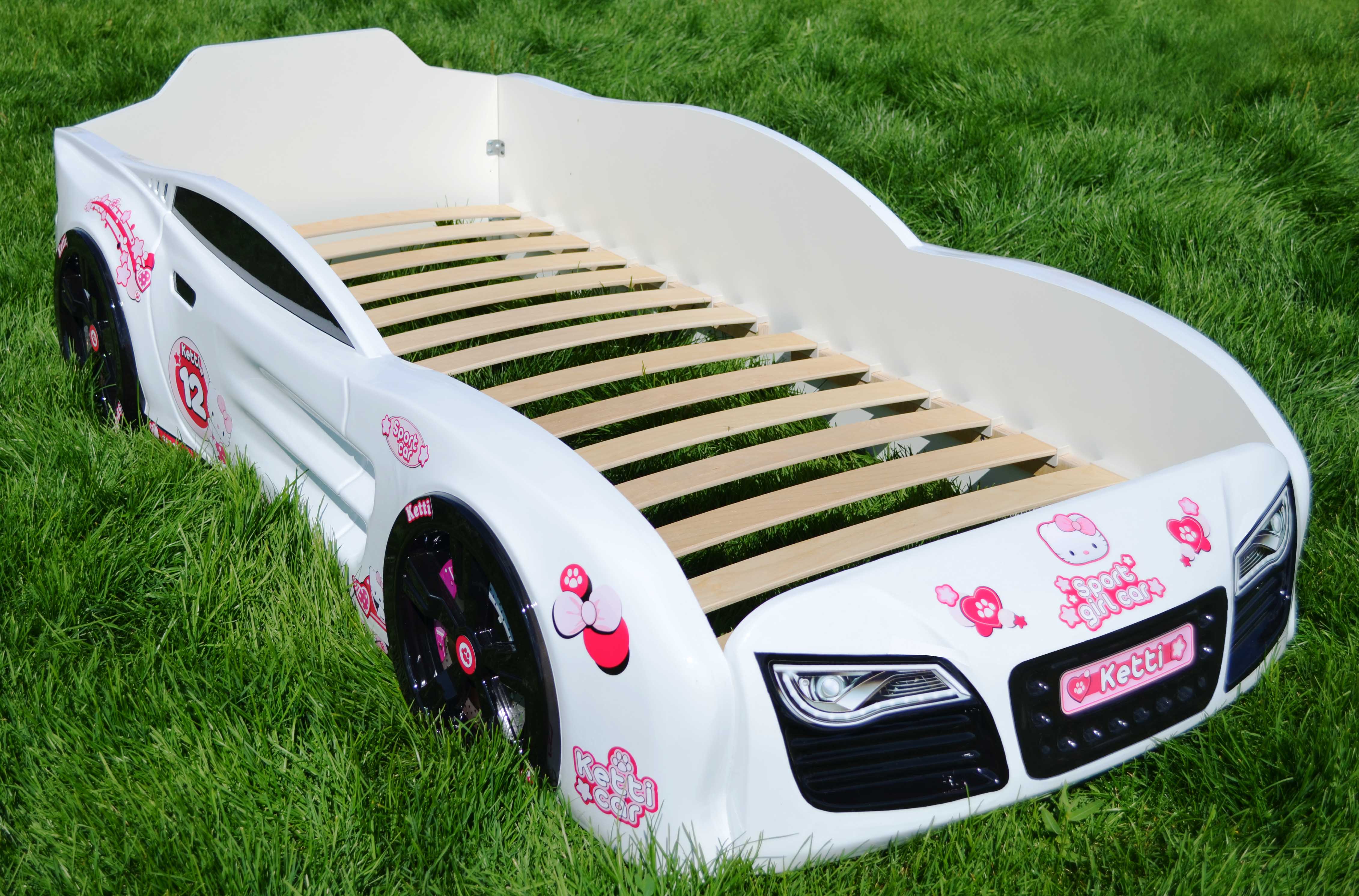 Lit blanc sous forme de transport pour la fille