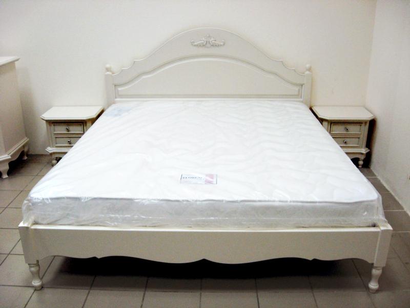 Revêtements blancs d'un lit moderne