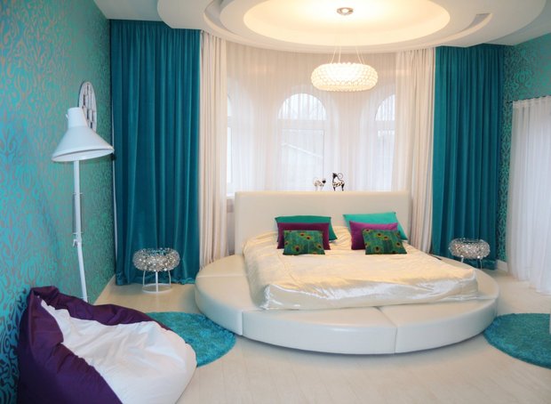 Nuances turquoise d'une chambre avec un beau lit
