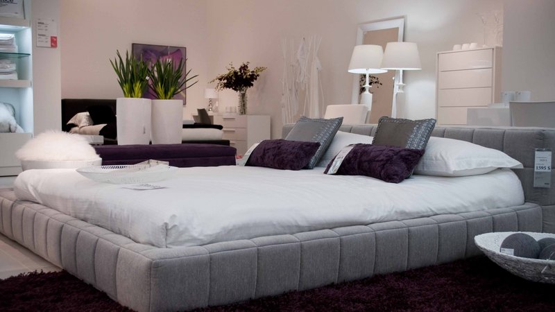 Grand lit au design moderne
