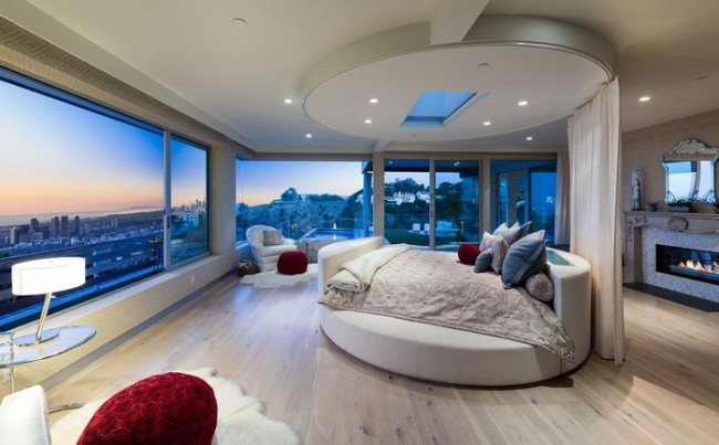 Grand lit rond dans la chambre spacieuse