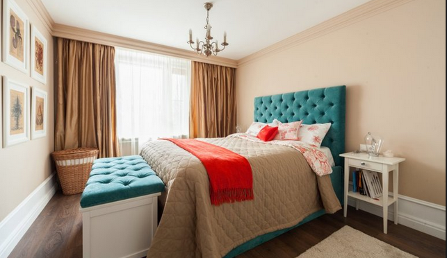 Grand lit de couchage de couleur turquoise