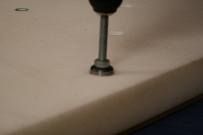 Faire de petits trous sur la tête du lit