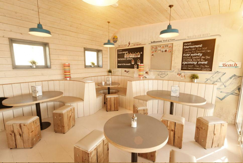 Meubles en bois dans un café