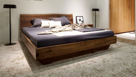 Lit en bois massif pour la chambre à coucher dans la maison