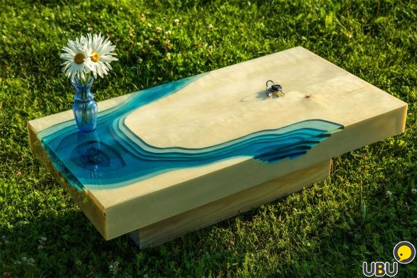 Table design en bois massif et époxy